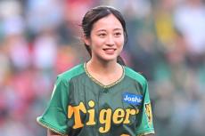 甲子園に降臨した最強アイドル　緑ユニで豪快ノーバン投球、可憐な笑顔に場内興奮