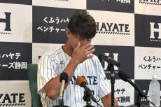 福田秀平、引退会見で大号泣「しがみついてやってきた」　先輩がサプライズで花束贈呈