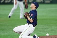 燕・木澤に衝撃アクシデント　ライナーが胸を直撃→マウンド上で悶絶…ドーム騒然