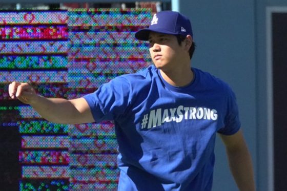 大谷翔平、オリジナルシャツで登場　胸に「#MAXSTRONG」…ナインがフリーマンにエール