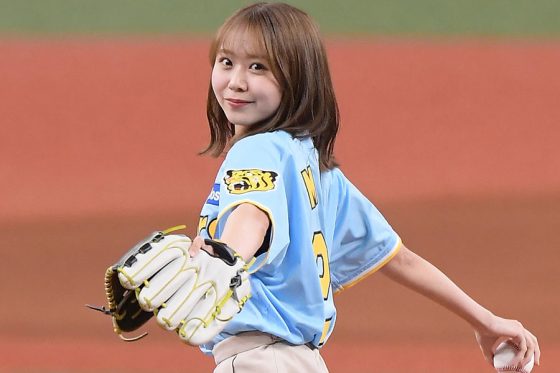 ショーパンで豪快足上げ…21歳美女が「可愛すぎる」　暴投に“あちゃー”も満面笑顔に虜