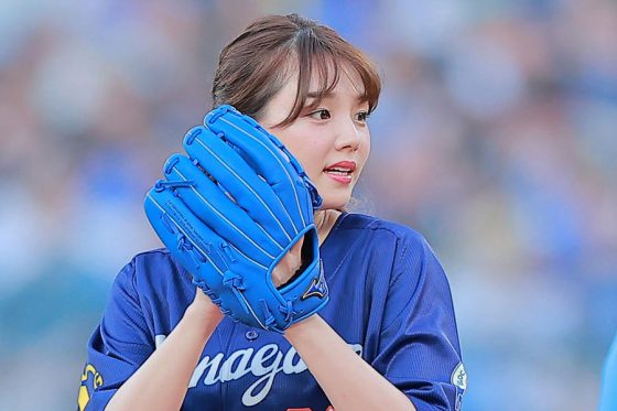 32歳美女の恥じらい投球が 「可愛すぎる」　ユニ＆ミニスカの「天使が舞い降りている」