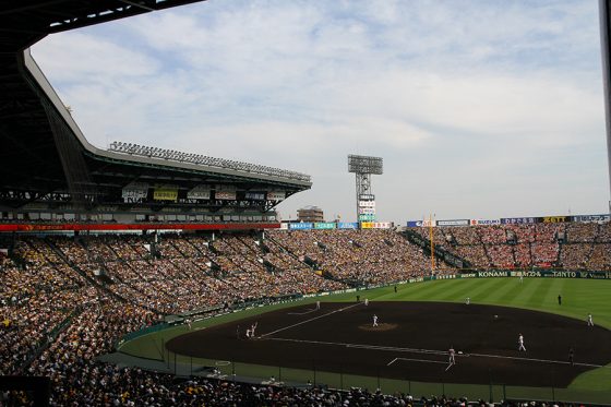 甲子園にアクシデント　タッチアップ“やめた”走者が負傷…立ち上がれず担架でベンチ裏へ