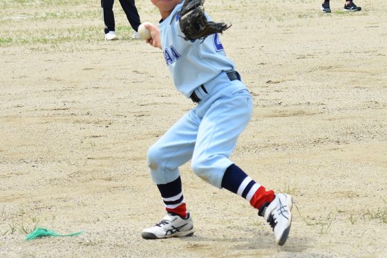 キャッチボールの“手抜き”は「修正が難しい」　小学生で理解したい捕球体勢と足運び