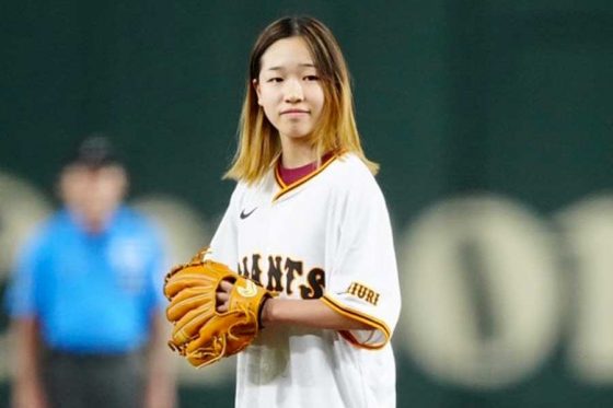 14歳金メダリストが髪をなびかせ投球　スケボー持参で登場…東京D大歓声、選手らも祝福