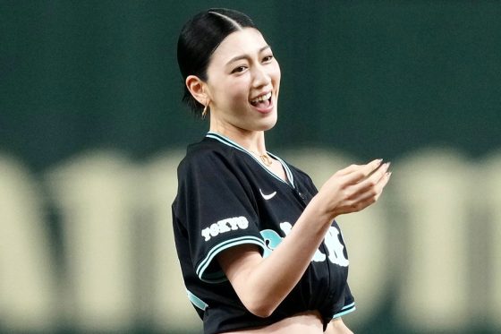 28歳人気女優が「綺麗になりすぎ」　へそ出し＆“黒コーデ”で魅了…緊張投球にX悶絶