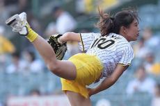 “大谷ばり”の超豪快フォーム＆剛速球　女子アスリートの1球に甲子園どよめき