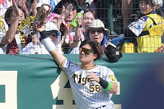 阪神21歳に甲子園総立ち　フェンス激突も球離さず…熱狂の「超超超ビッグプレー」