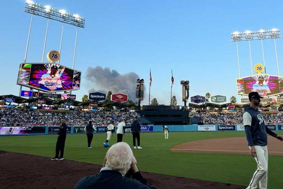 大谷出場試合でハプニング　巨大な黒煙がド軍本拠地近くで上がる…ファンも騒然