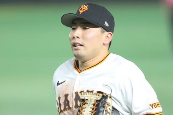 巨人・浅野、同点許す痛恨の後逸　8回一挙4失点で逆転される…球場大盛り上がり