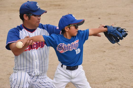 集中力欠ける低学年…「投げ方」のコツをどう伝える？　球速も制球も上がる“肩動作”