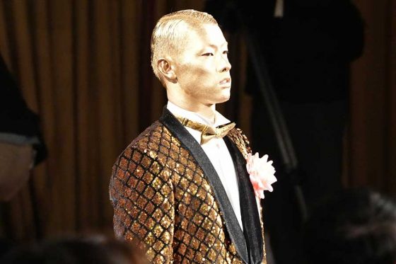 楽天・辰己、衝撃“金ピカ”姿で登場　GG賞表彰式で場内爆笑、後列で異様な存在感