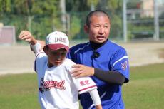 少年野球に多い投げ方の「厄介な癖」とは？　ボールなしで作れる“理想のトップ位置”