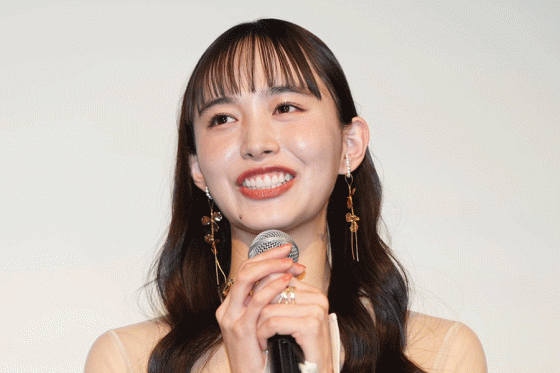 “透けワンピ”で現れた美人女優「可愛すぎます」　際立つスタイルに選手も緊張？「羨ましい」