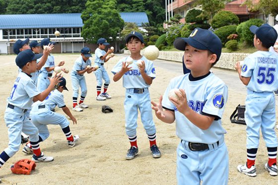 野球初心者を楽にする「ボール扱い上達法」とは？　持ち替え技術がアップする“球遊び”