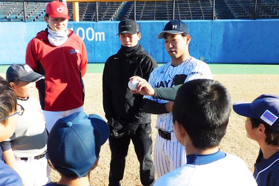 キャッチボールが上達する“適正距離”は？　球質向上にNGな「山なり」と「前のめり」