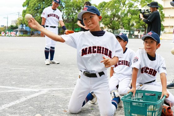 野球初心者を“空気抵抗”で正しい投球動作に　「肘負担ゼロ」で身に付くシャドードリル