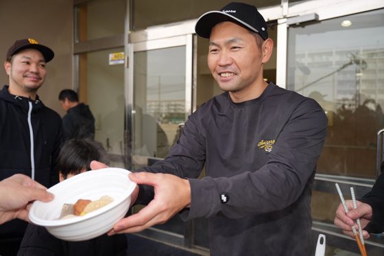 鷹・中村晃が報道陣に「おでん」振る舞い　自主トレで神対応…ナインに続く優しいバトン