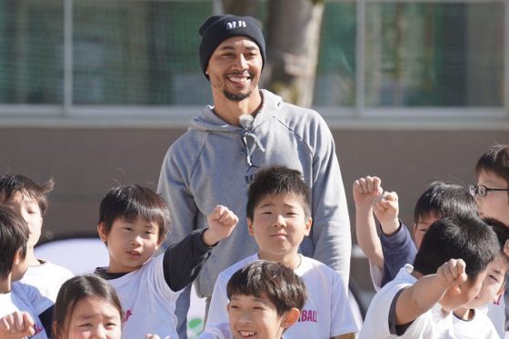 ベッツが日本の小学校にサプライズ登場　1時間の「野球教室」…スーパープレーも披露