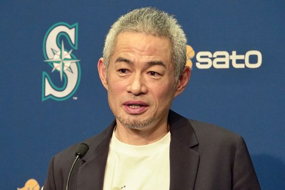 イチロー氏、珍Tシャツで会見「クーパーズでは違うかなって」　野球ボール“ドアノブ”に込めた思い