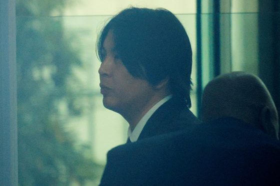 水原一平被告が裁判所に到着　長髪＆黒スーツにネクタイ…この後量刑言い渡しへ