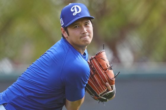 大谷翔平、ド軍2年目のキャンプイン　グータッチで球団施設へ、2年ぶり二刀流へ始動