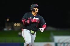 佐々木麟太郎、米大学開幕戦で豪快アーチ　3回勝ち越しソロ…球場は大興奮