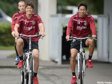 酒井宏&清武のハノーファーコンビ、自転車で笑顔も(8枚)