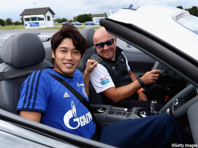 内田らシャルケ選手が安全運転トレーニング(4枚)