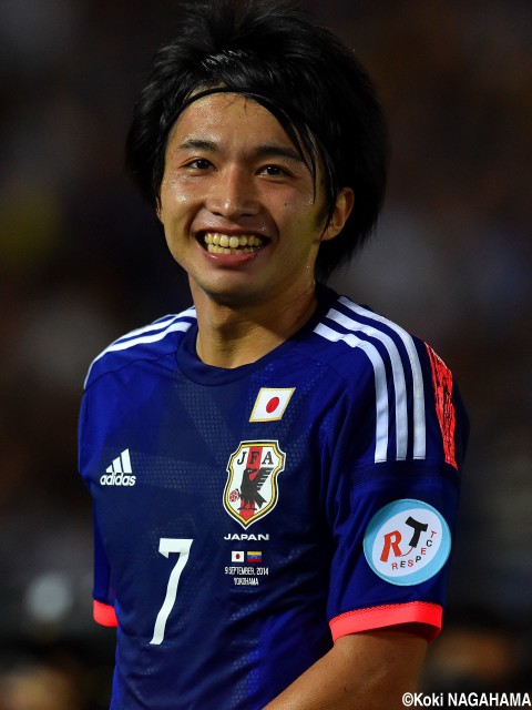 背番号7のMF柴崎岳が代表デビュー戦で初ゴール(20枚)
