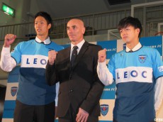 横浜FCが新体制を発表 新TD、新監督、新加入ルーキー2人が意気込みを語る