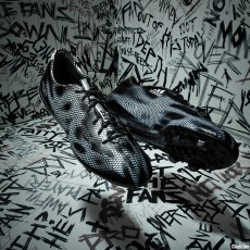 黒とシルバーの「adizero f50」限定モデルが登場