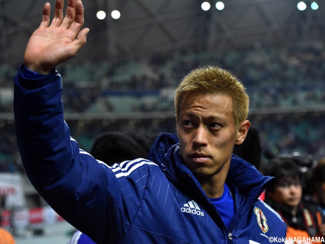 サポーターの応援に感謝し手を振る日本代表選手たち(20枚)