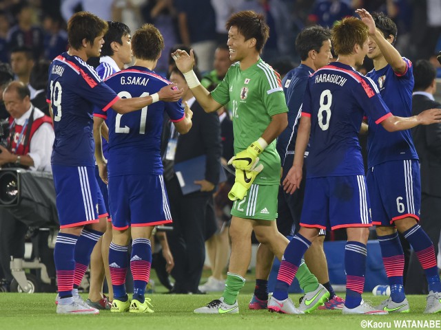 快勝を喜び笑顔でハイタッチする日本代表メンバー(16枚)