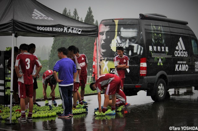 「adidas×SOCCER SHOP KAMO The New Football Trial」が「U16国体少年チーム交流大会2015」を訪問