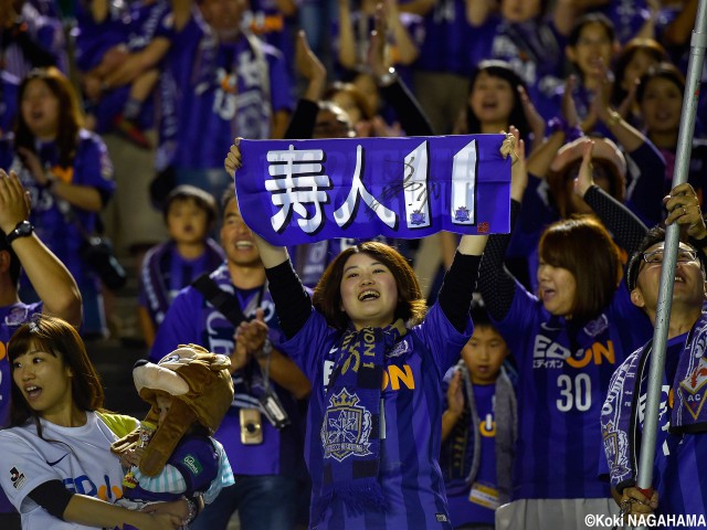 チームの勝利と寿人の記録達成を願った広島サポーター(20枚)