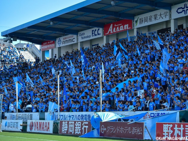 熱い応援でスタジアムを彩った磐田&札幌サポーター(20枚)