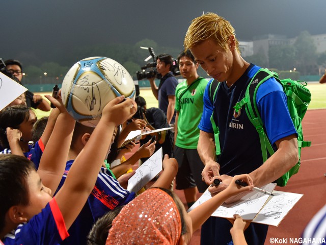 ハリルJがシンガポールでファンサービス(12枚)