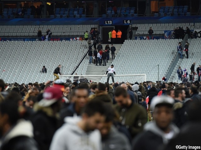 パリで大規模テロ…フランス対ドイツ戦後に観客がピッチに降りて避難