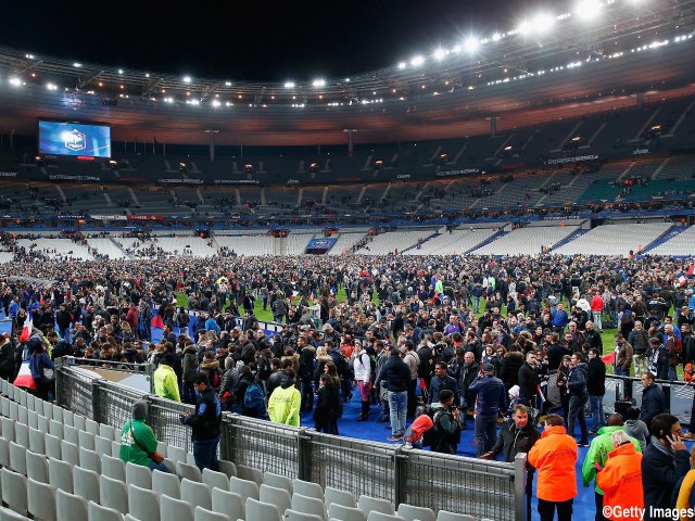 観客がピッチへ避難…フランス対ドイツの最中に同時多発テロ発生(12枚)