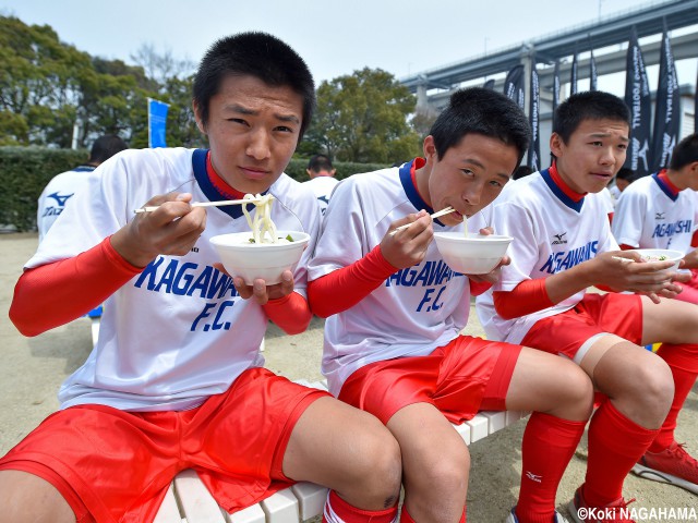 [ミズノカップIN香川]うどんで栄養補給、裏方たちも奮闘(24枚)