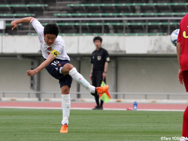 [プレミアリーグWEST]名古屋U18のU-18日本代表MF梶山主将、気迫のプレーも(4枚)