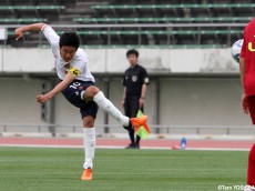 [プレミアリーグWEST]名古屋U18のU-18日本代表MF梶山主将、気迫のプレーも(4枚)