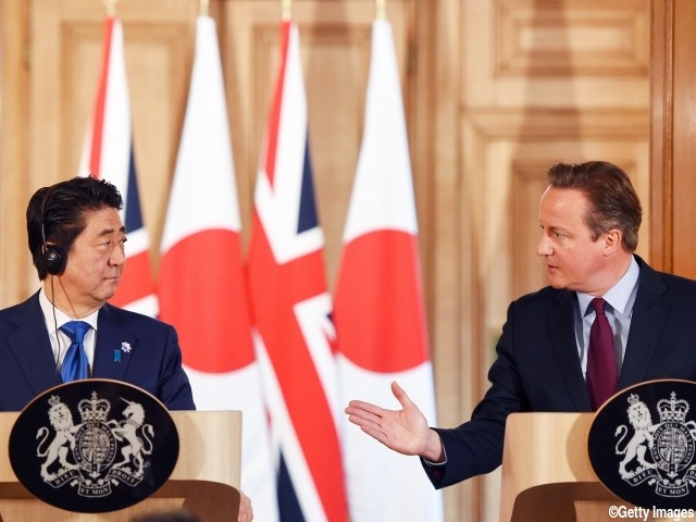 英キャメロン首相が訪英中安倍首相の前でレスター岡崎に触れる「国民が夢中になっている」