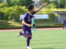 [MOM383]明治大MF佐藤亮(1年)_FC東京へ「帰る約束」胸に、紫紺のルーキーがまず1点