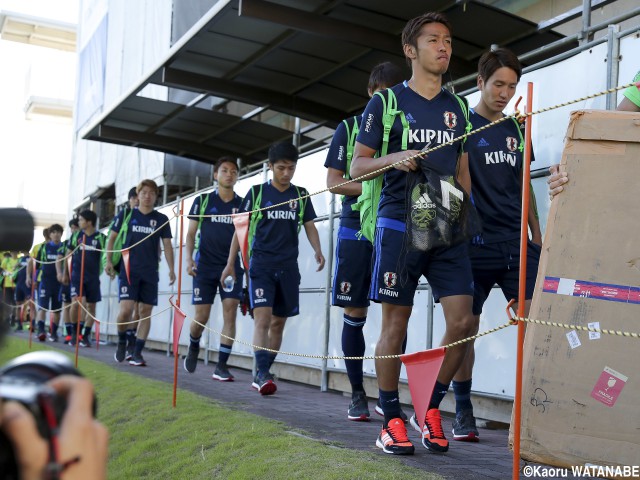 練習場に到着し、トレーニングの準備をする代表選手(16枚)