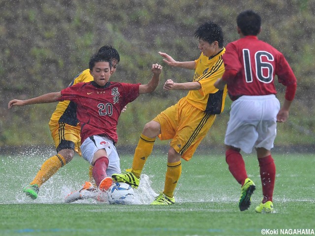 [NB CHAMPIONSHIP U-16]札幌大谷vs鹿児島実、雨中の死闘はスコアレスドロー(10枚)