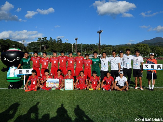 [国体少年男子]ついに掴んだ優勝! 広島県イレブンの笑顔が秋空に咲く(16枚)