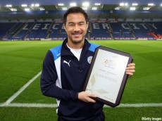 AFC国際最優秀選手賞の賞状を受け取った岡崎「とても名誉なこと」