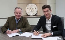 レワンドフスキがバイエルンと契約延長でサイン!2021年まで